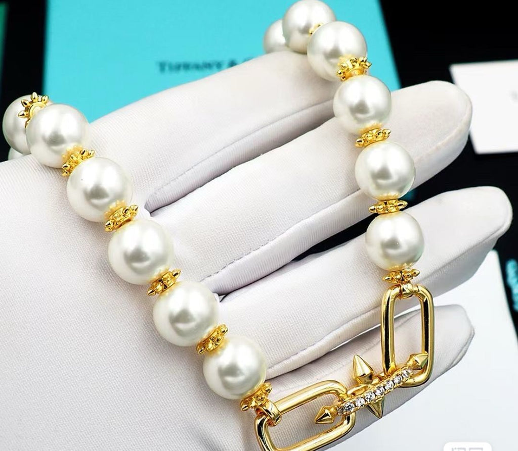 Pearl Necklace   A classic blend of pearls and K-metal beads. Available in two options: Silver or Gold. Length: Approx. 52 cm.