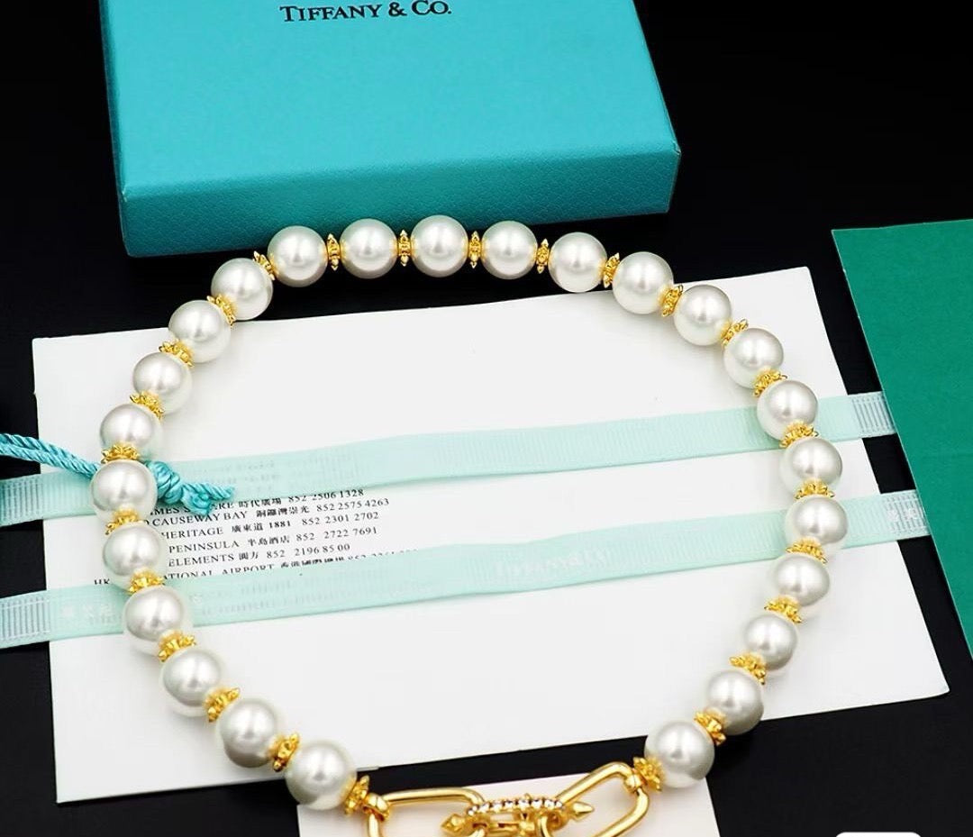 Pearl Necklace   A classic blend of pearls and K-metal beads. Available in two options: Silver or Gold. Length: Approx. 52 cm.