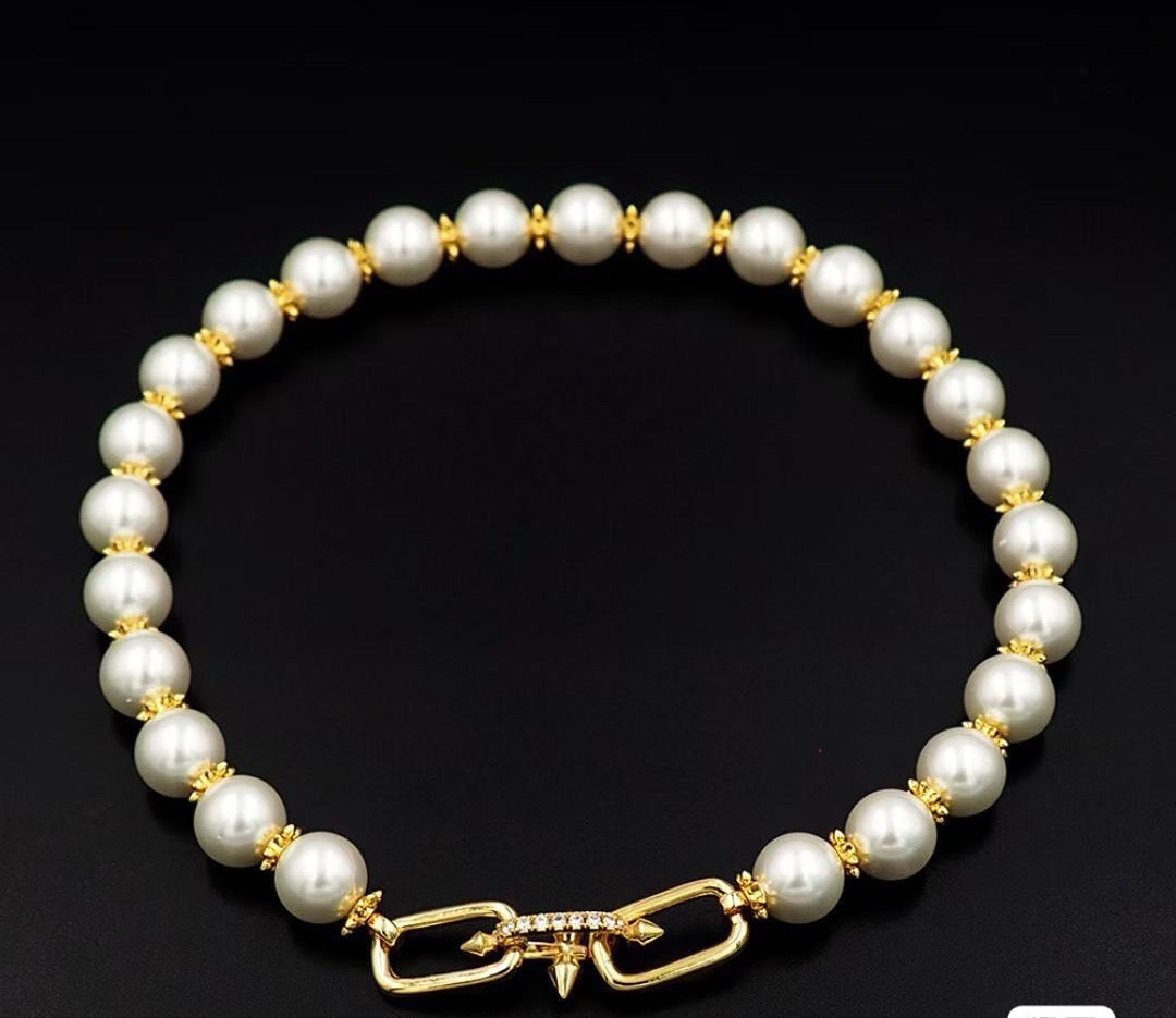 Pearl Necklace   A classic blend of pearls and K-metal beads. Available in two options: Silver or Gold. Length: Approx. 52 cm.