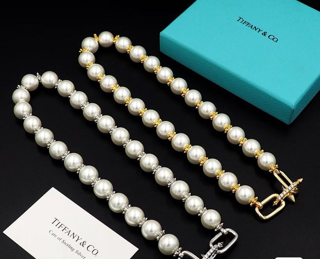 Pearl Necklace   A classic blend of pearls and K-metal beads. Available in two options: Silver or Gold. Length: Approx. 52 cm.