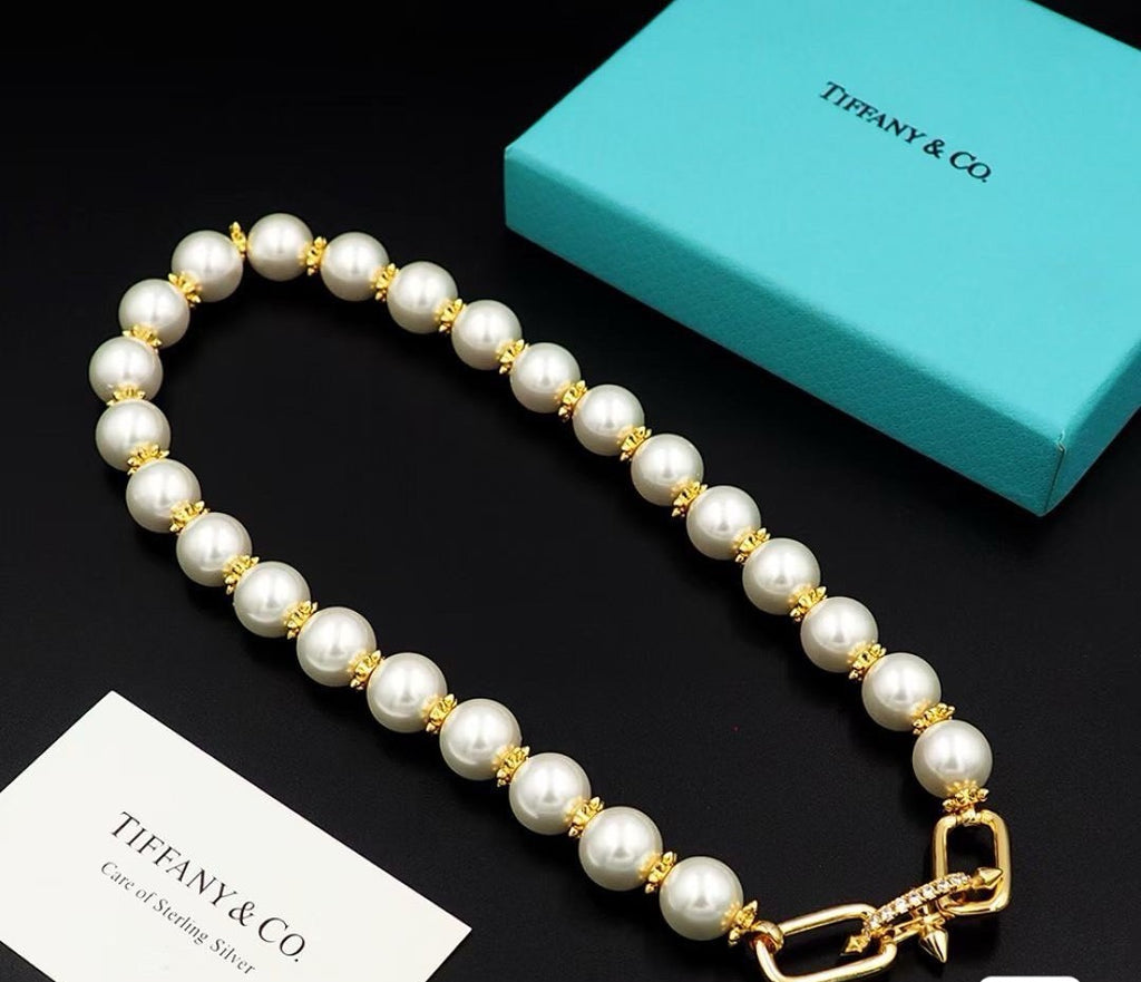 Pearl Necklace   A classic blend of pearls and K-metal beads. Available in two options: Silver or Gold. Length: Approx. 52 cm.