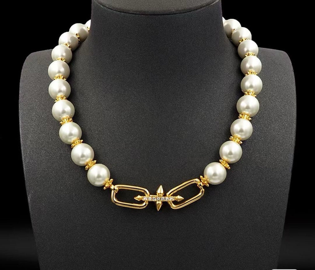 Pearl Necklace   A classic blend of pearls and K-metal beads. Available in two options: Silver or Gold. Length: Approx. 52 cm.