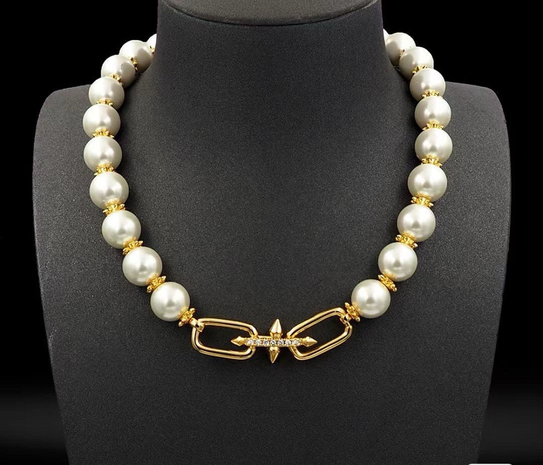 Pearl Necklace   A classic blend of pearls and K-metal beads. Available in two options: Silver or Gold. Length: Approx. 52 cm.