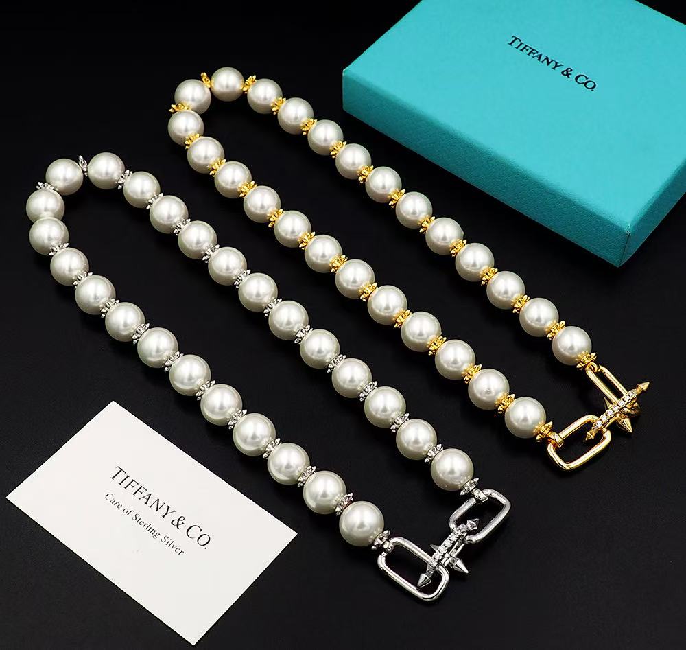 Pearl Necklace   A classic blend of pearls and K-metal beads. Available in two options: Silver or Gold. Length: Approx. 52 cm.