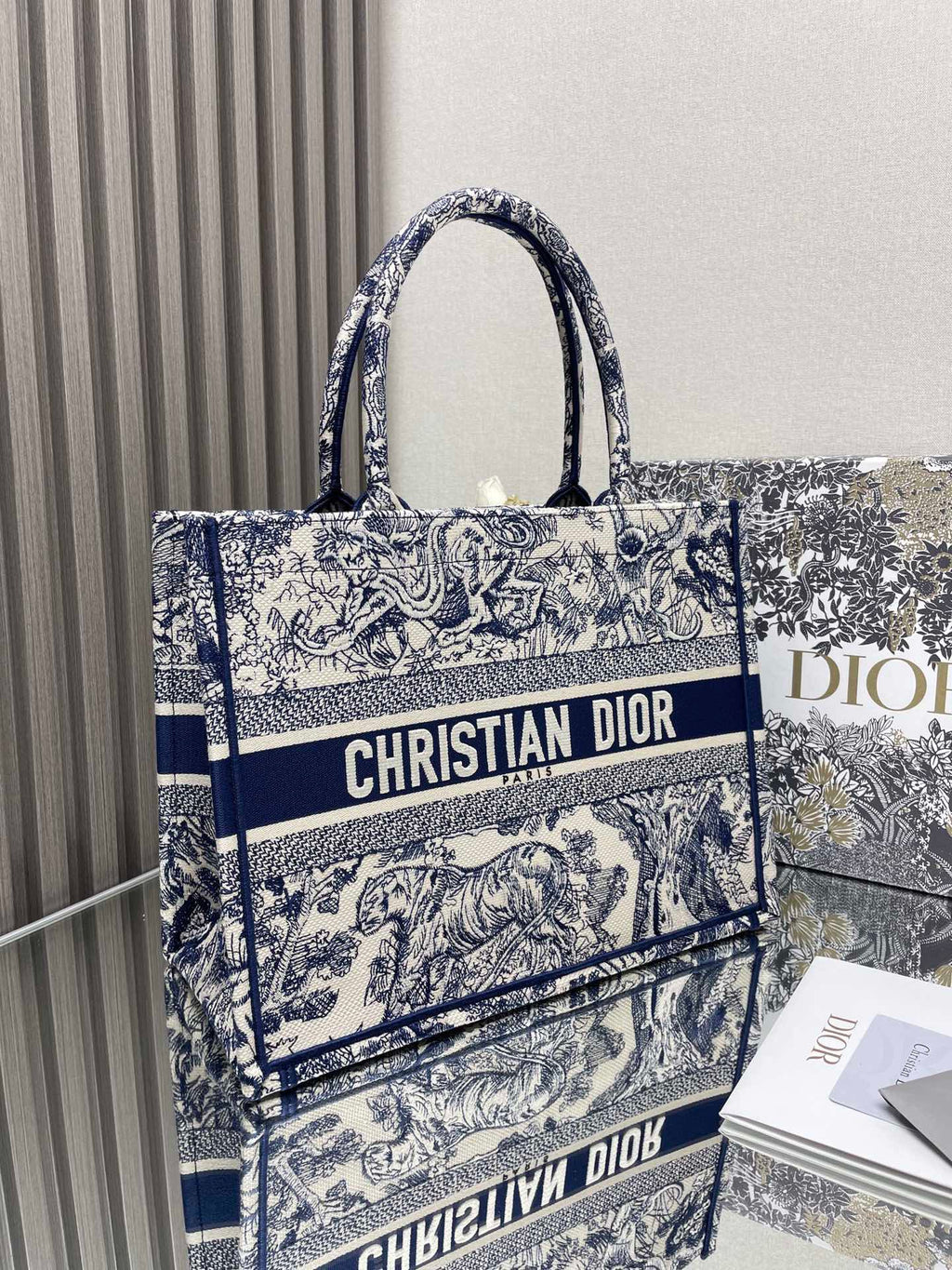 Medium Book Tote Bag Medium Zoo (Pink Tiger) Dimensions: 36.5 x 28 x 17.5 cm