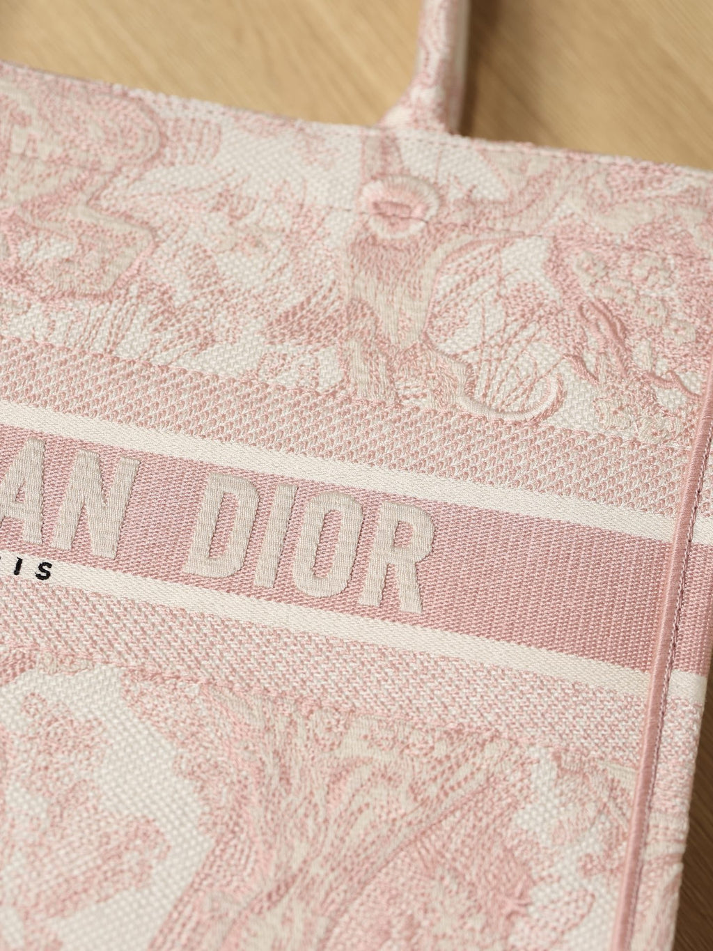 Medium Book Tote Bag Medium Zoo (Pink Tiger) Dimensions: 36.5 x 28 x 17.5 cm