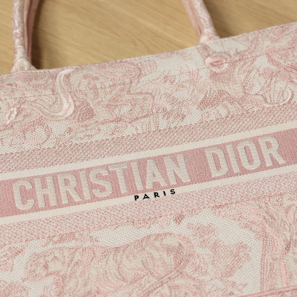 Medium Book Tote Bag Medium Zoo (Pink Tiger) Dimensions: 36.5 x 28 x 17.5 cm