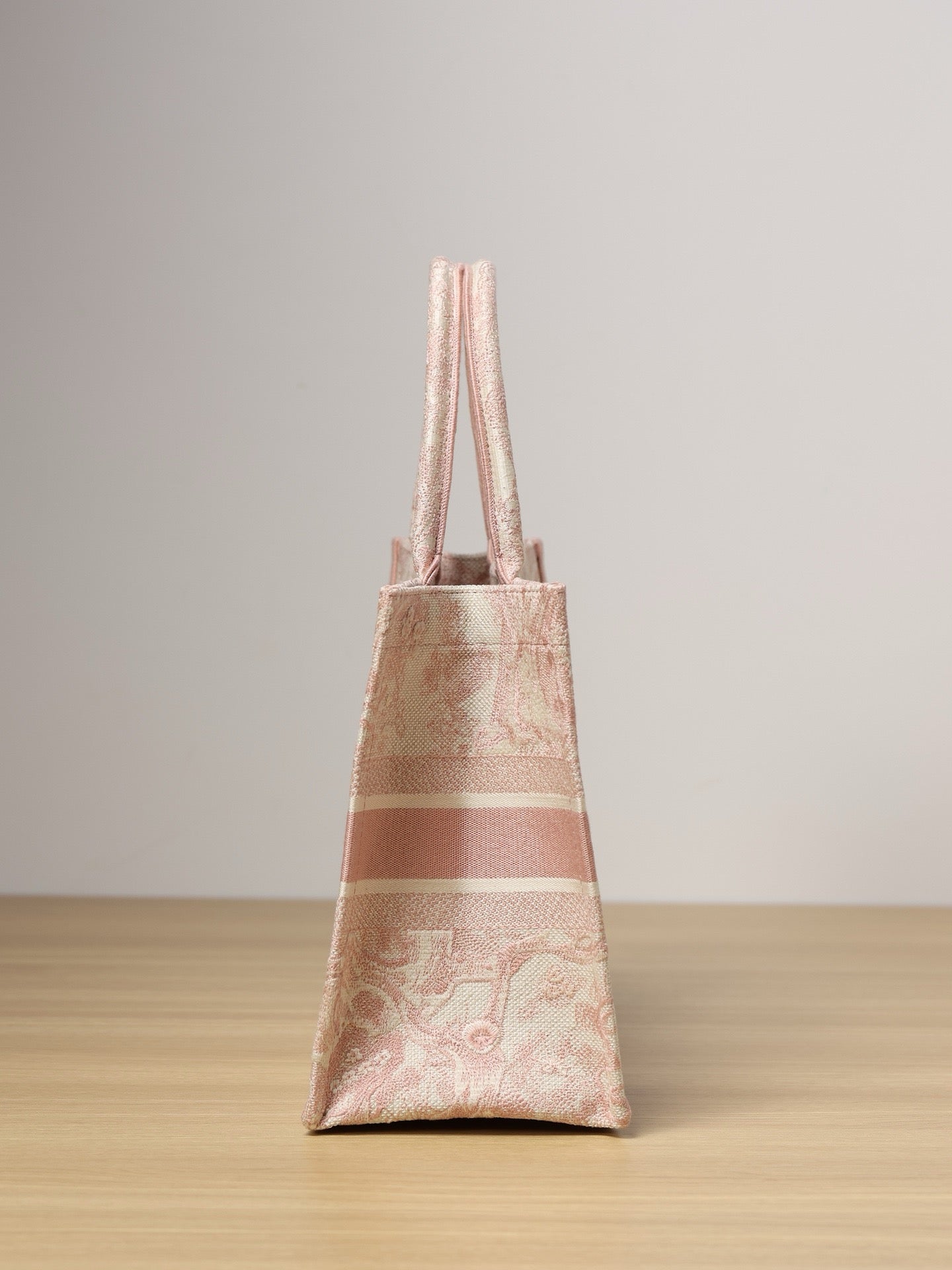 Medium Book Tote Bag Medium Zoo (Pink Tiger) Dimensions: 36.5 x 28 x 17.5 cm
