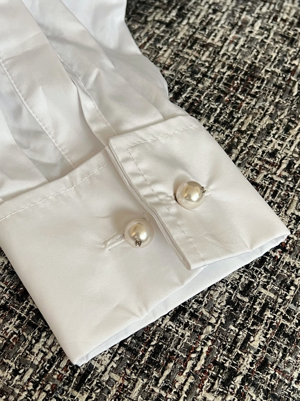 26NEW: Loose-Fit Long-Sleeve Shirt with Pearl Buttons and Chain Trim