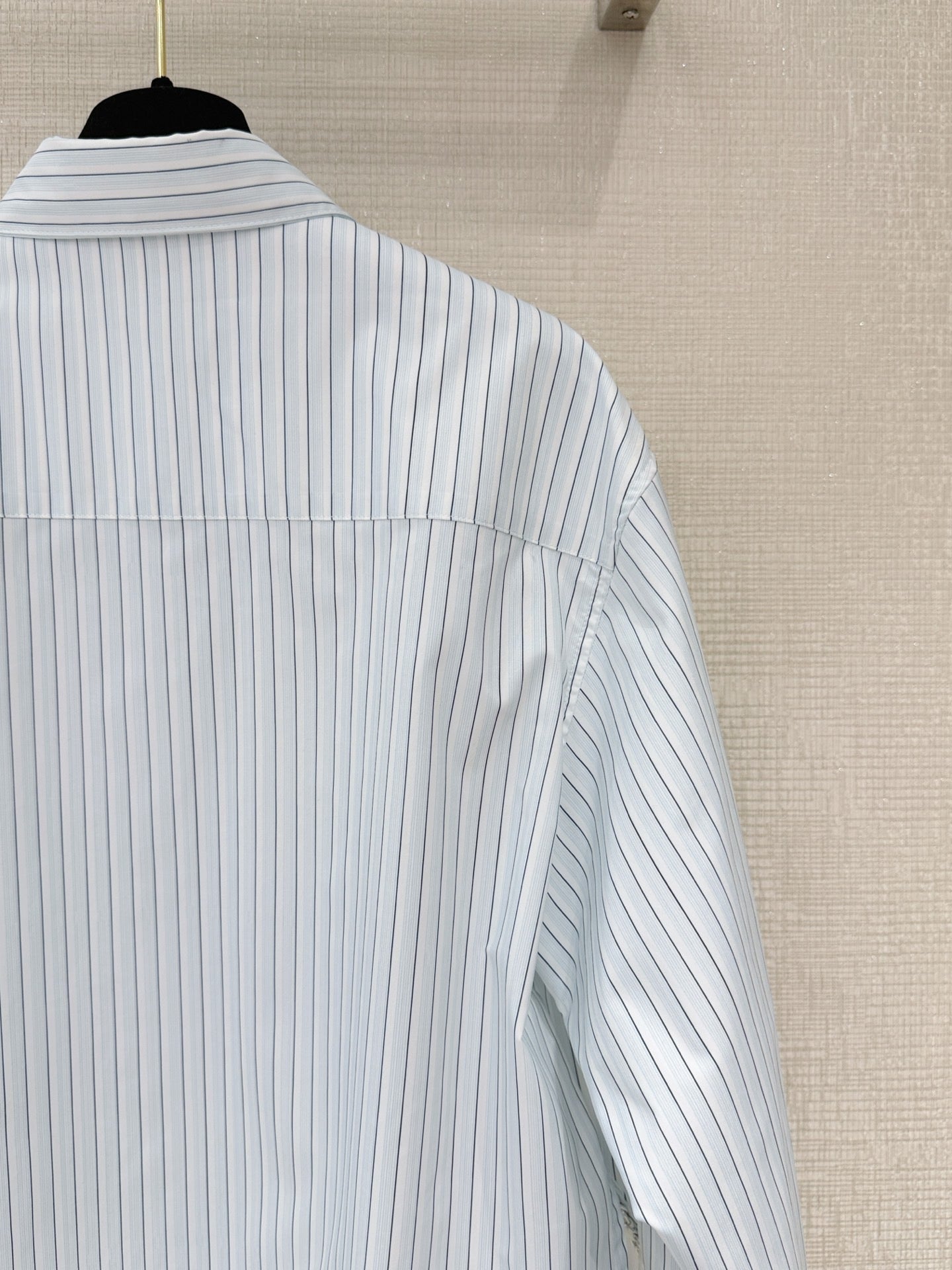 This new 2026 short-sleeved striped shirt perfectly embodies French elegance and a relaxed feel! The refreshing light blue background and vertical stripes create a clean and crisp look.