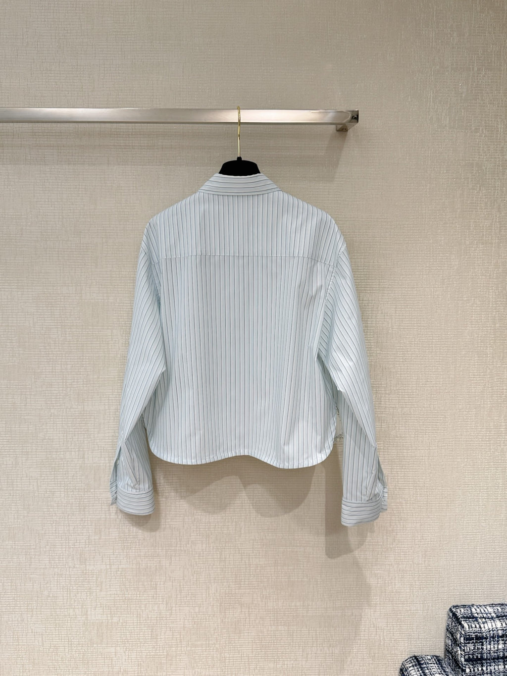 This new 2026 short-sleeved striped shirt perfectly embodies French elegance and a relaxed feel! The refreshing light blue background and vertical stripes create a clean and crisp look.