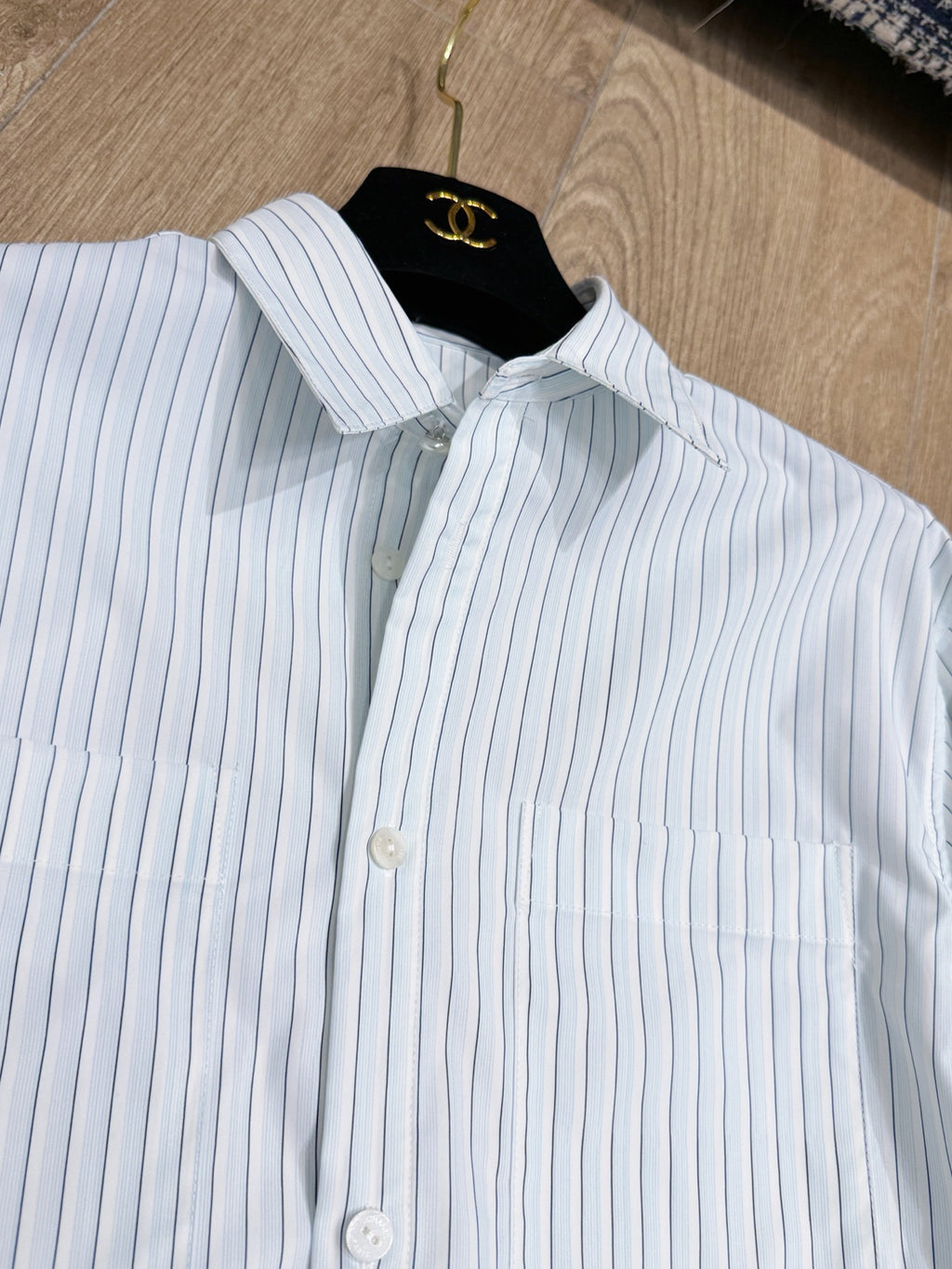 This new 2026 short-sleeved striped shirt perfectly embodies French elegance and a relaxed feel! The refreshing light blue background and vertical stripes create a clean and crisp look.
