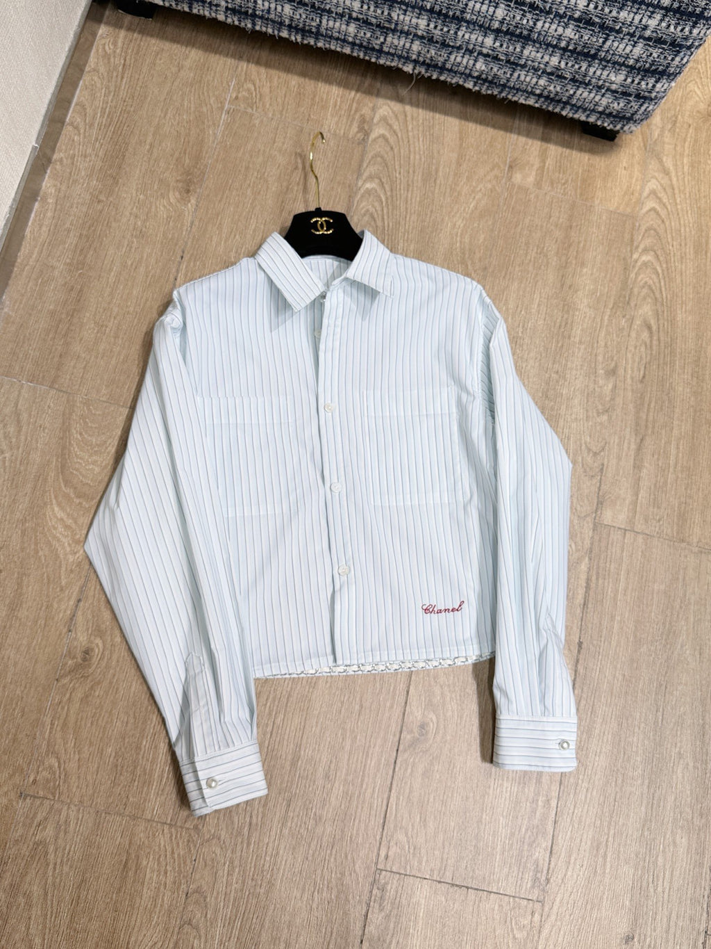 This new 2026 short-sleeved striped shirt perfectly embodies French elegance and a relaxed feel! The refreshing light blue background and vertical stripes create a clean and crisp look.