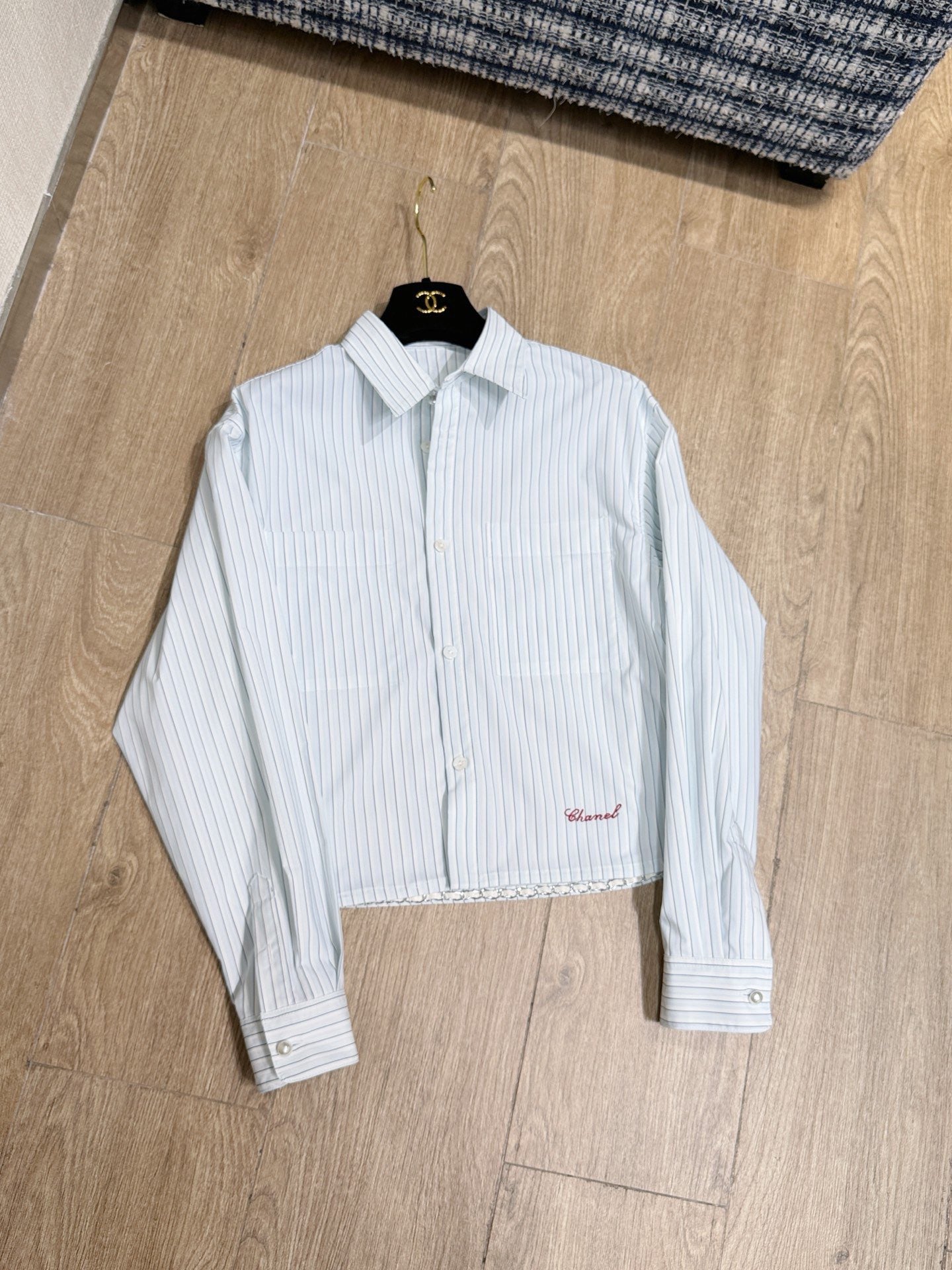 This new 2026 short-sleeved striped shirt perfectly embodies French elegance and a relaxed feel! The refreshing light blue background and vertical stripes create a clean and crisp look.