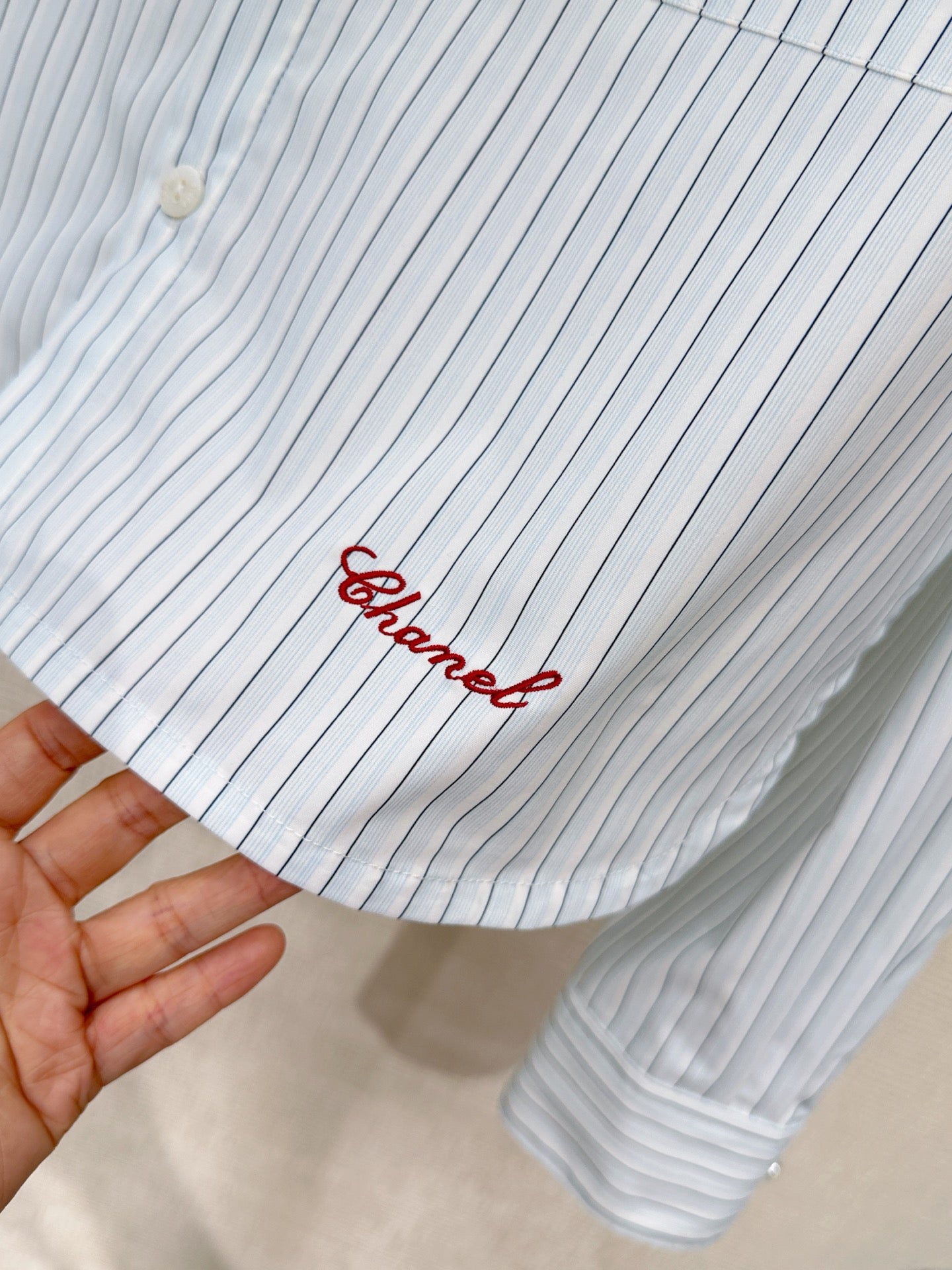 This new 2026 short-sleeved striped shirt perfectly embodies French elegance and a relaxed feel! The refreshing light blue background and vertical stripes create a clean and crisp look.