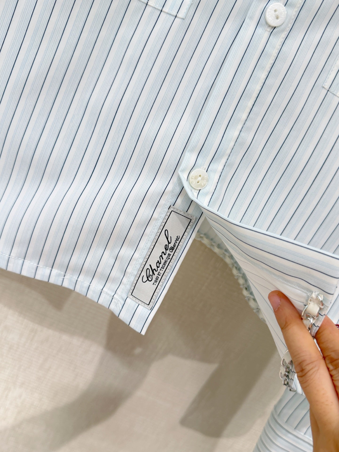 This new 2026 short-sleeved striped shirt perfectly embodies French elegance and a relaxed feel! The refreshing light blue background and vertical stripes create a clean and crisp look.