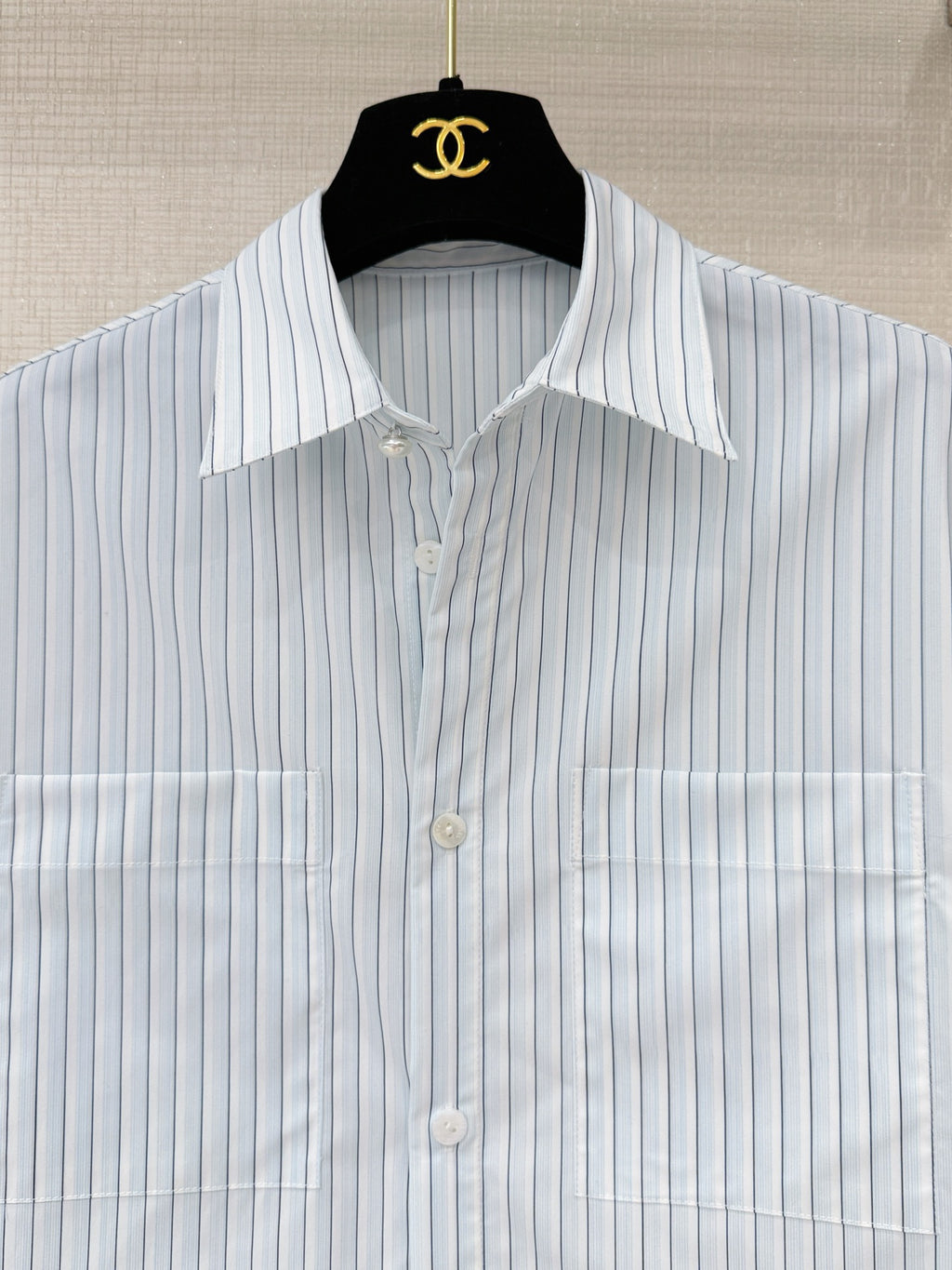 This new 2026 short-sleeved striped shirt perfectly embodies French elegance and a relaxed feel! The refreshing light blue background and vertical stripes create a clean and crisp look.