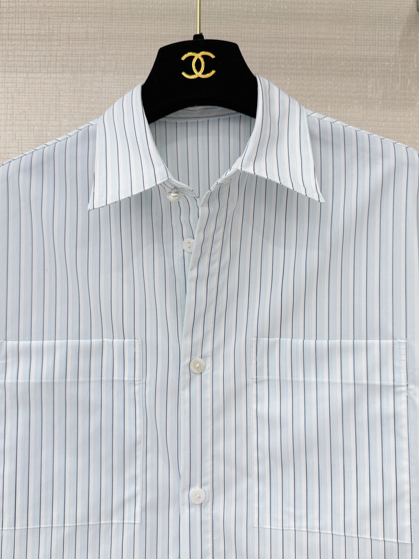 This new 2026 short-sleeved striped shirt perfectly embodies French elegance and a relaxed feel! The refreshing light blue background and vertical stripes create a clean and crisp look.