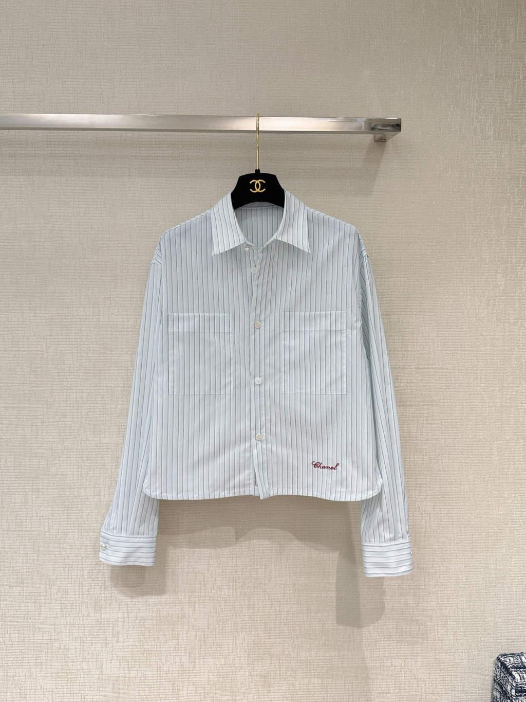 This new 2026 short-sleeved striped shirt perfectly embodies French elegance and a relaxed feel! The refreshing light blue background and vertical stripes create a clean and crisp look.