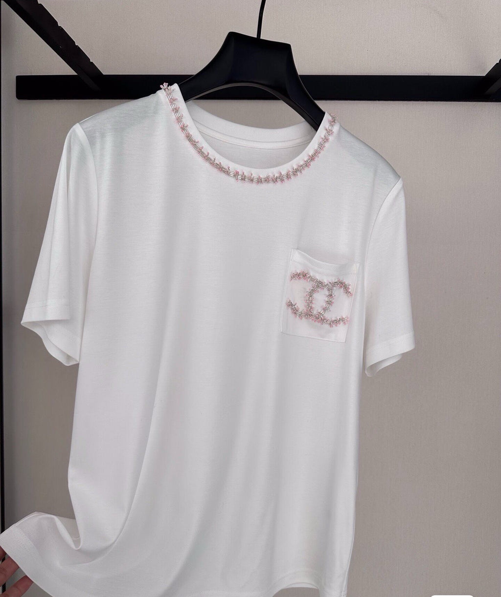 26SS New Pearl-Trimmed Double C Pocket T-Shirt, with light pink pearl and stripe embellishments on the neckline and pockets.