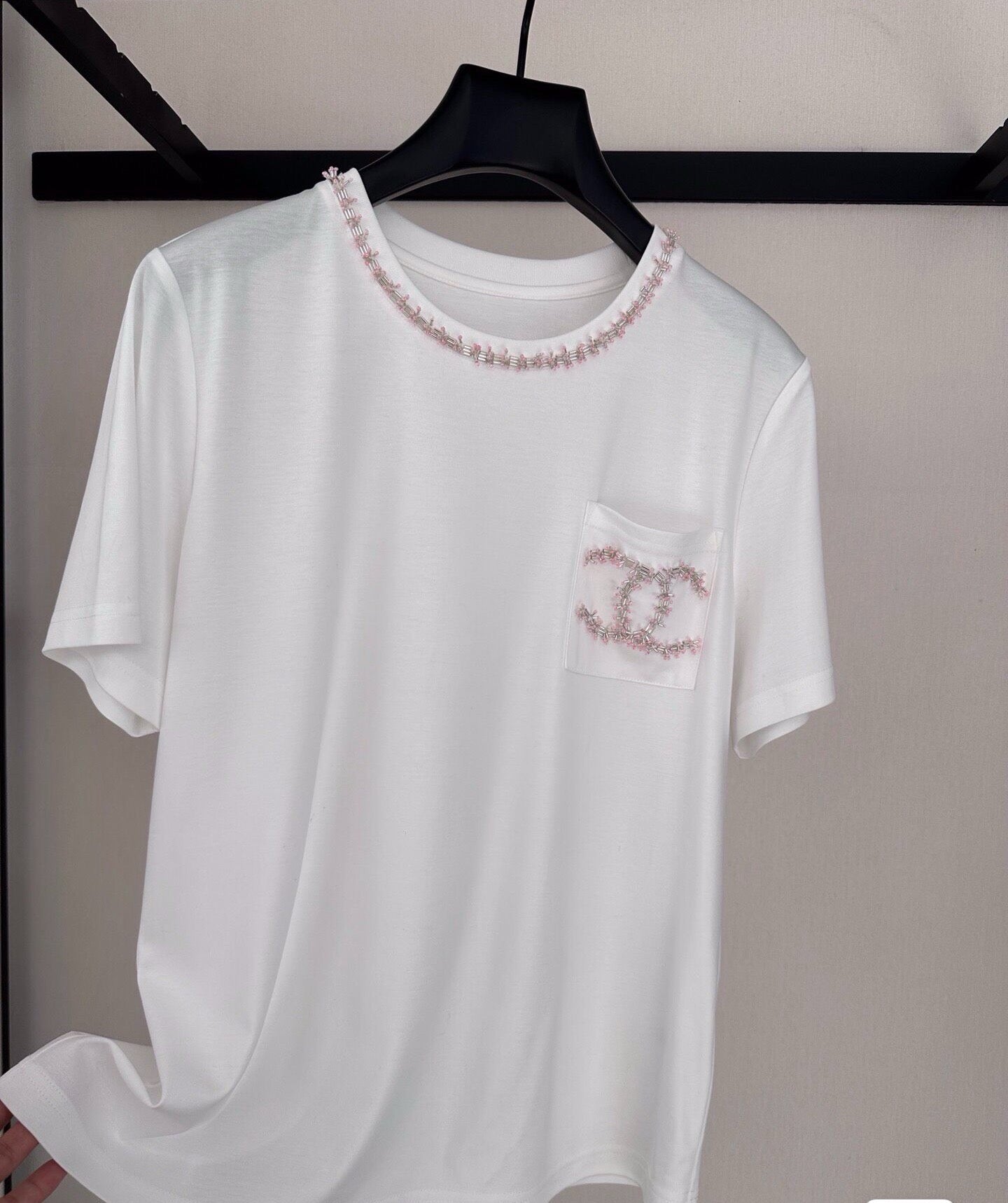 26SS New Pearl-Trimmed Double C Pocket T-Shirt, with light pink pearl and stripe embellishments on the neckline and pockets.