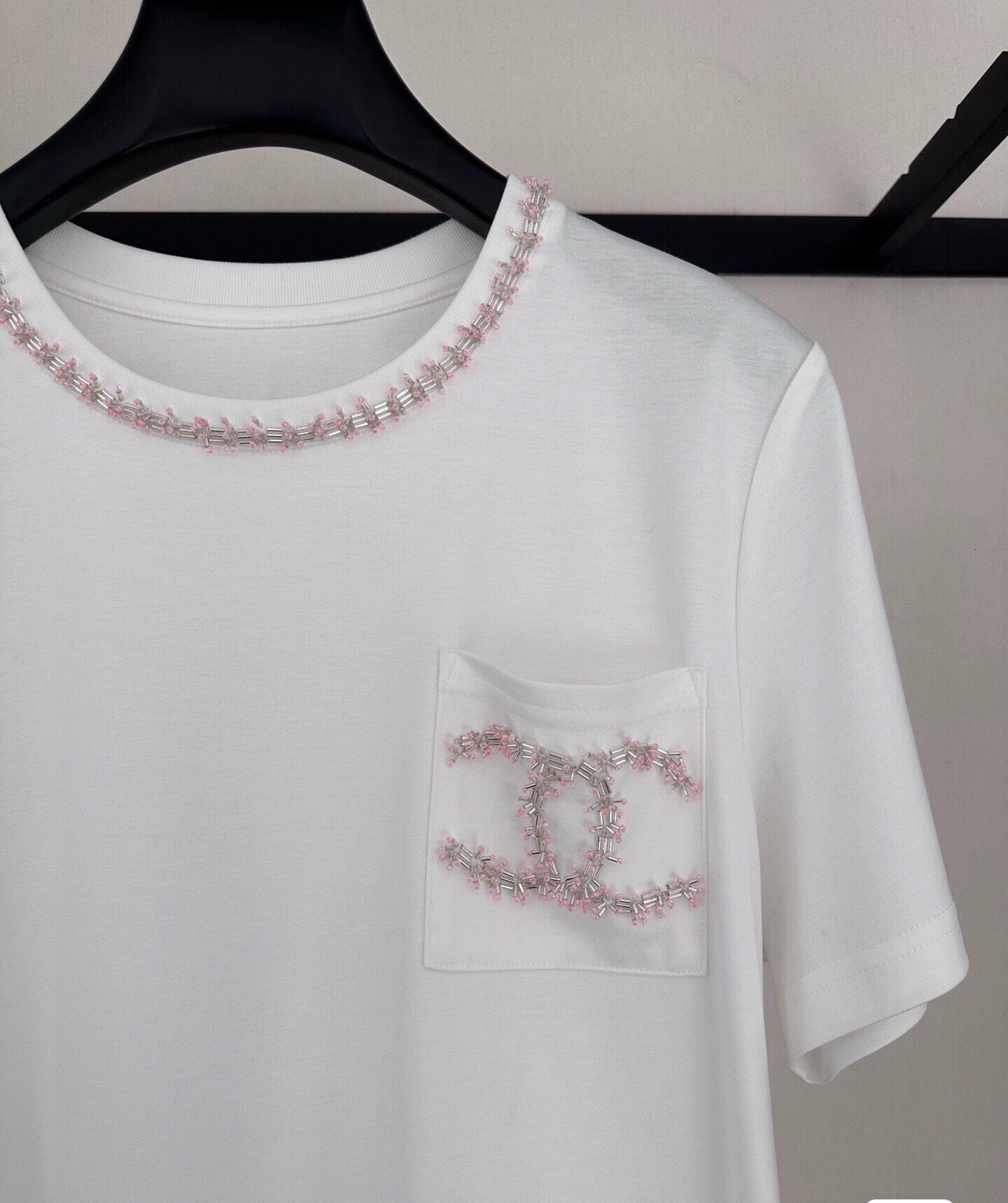 26SS New Pearl-Trimmed Double C Pocket T-Shirt, with light pink pearl and stripe embellishments on the neckline and pockets.
