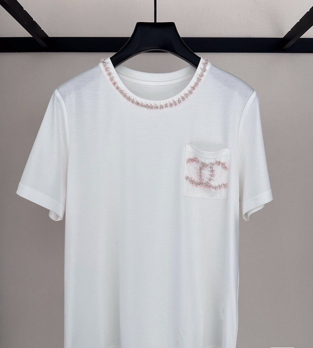 26SS New Pearl-Trimmed Double C Pocket T-Shirt, with light pink pearl and stripe embellishments on the neckline and pockets.