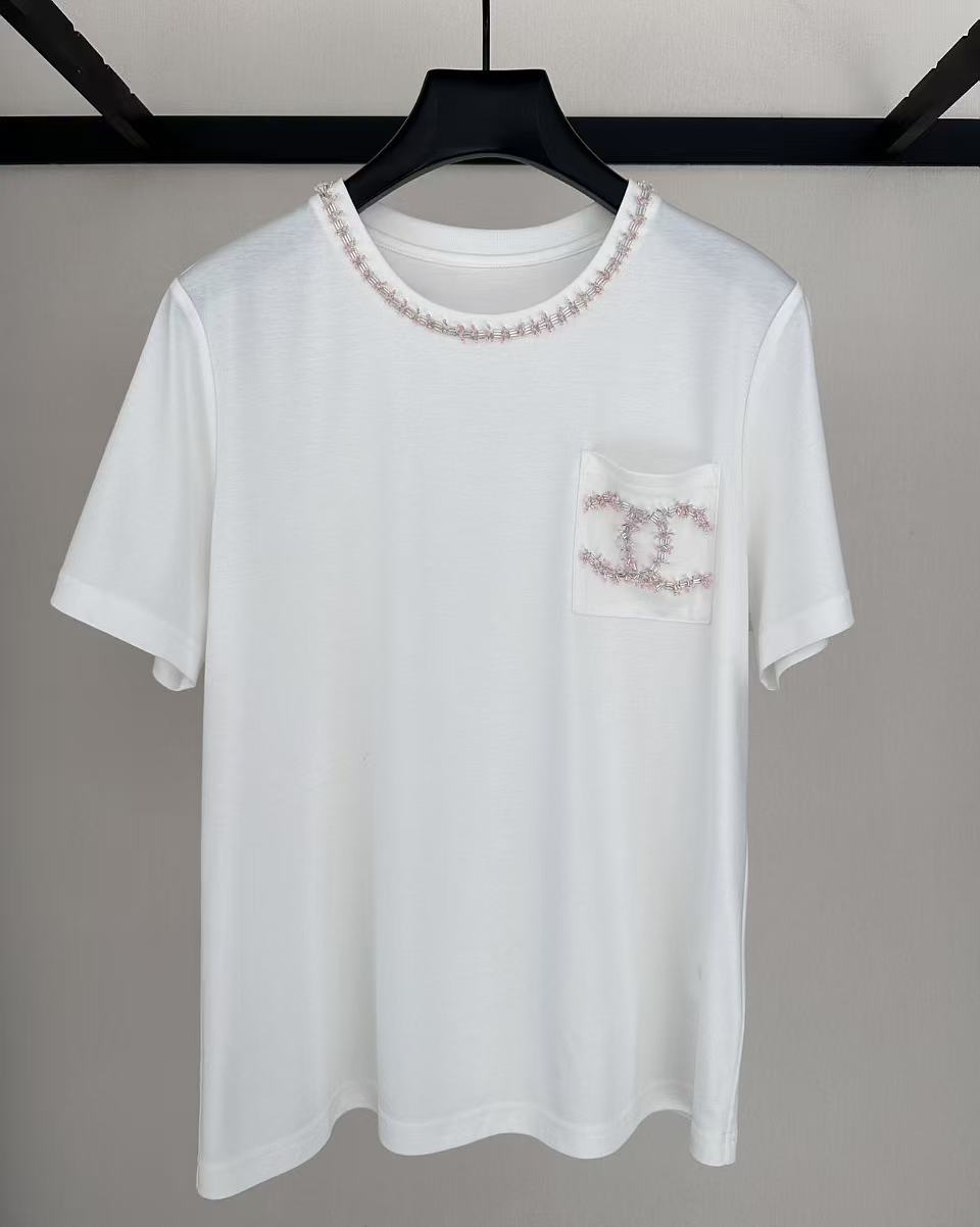 26SS New Pearl-Trimmed Double C Pocket T-Shirt, with light pink pearl and stripe embellishments on the neckline and pockets.