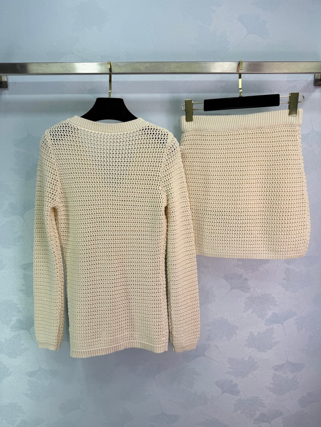 New early spring style apricot sweater, long sleeves, V-neck, high waist, soft knit material, breathable and comfortable. Adorned with pearls.