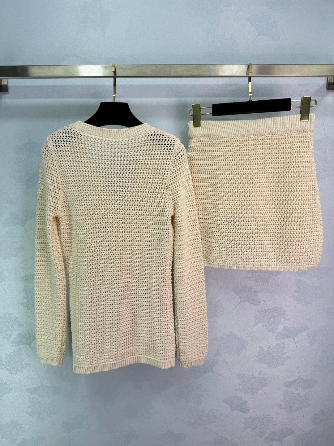 New early spring style apricot sweater, long sleeves, V-neck, high waist, soft knit material, breathable and comfortable. Adorned with pearls.