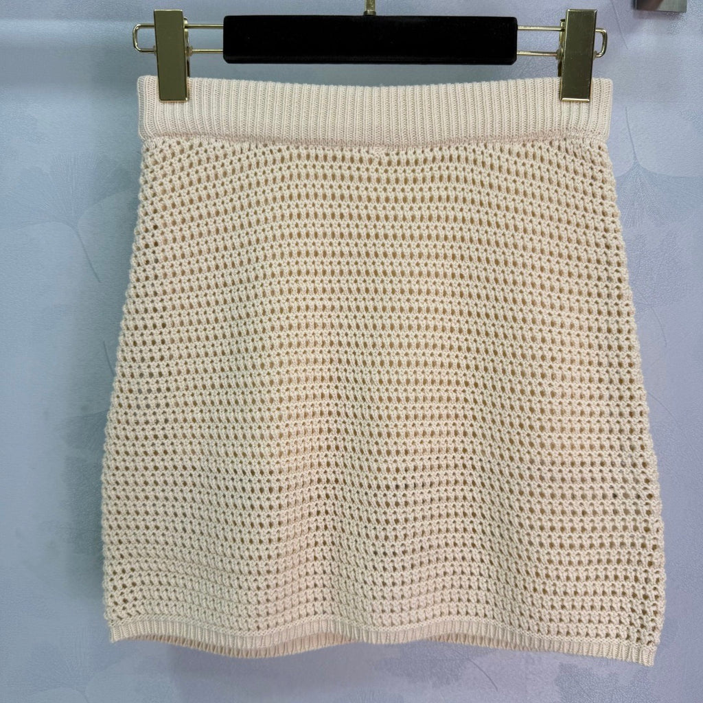 New early spring style apricot sweater, long sleeves, V-neck, high waist, soft knit material, breathable and comfortable. Adorned with pearls.