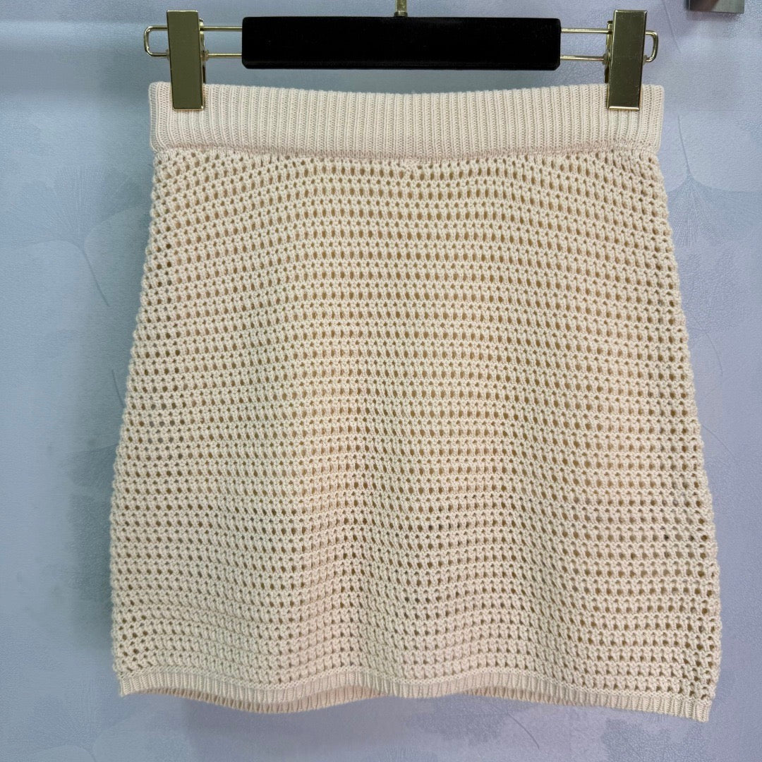 New early spring style apricot sweater, long sleeves, V-neck, high waist, soft knit material, breathable and comfortable. Adorned with pearls.