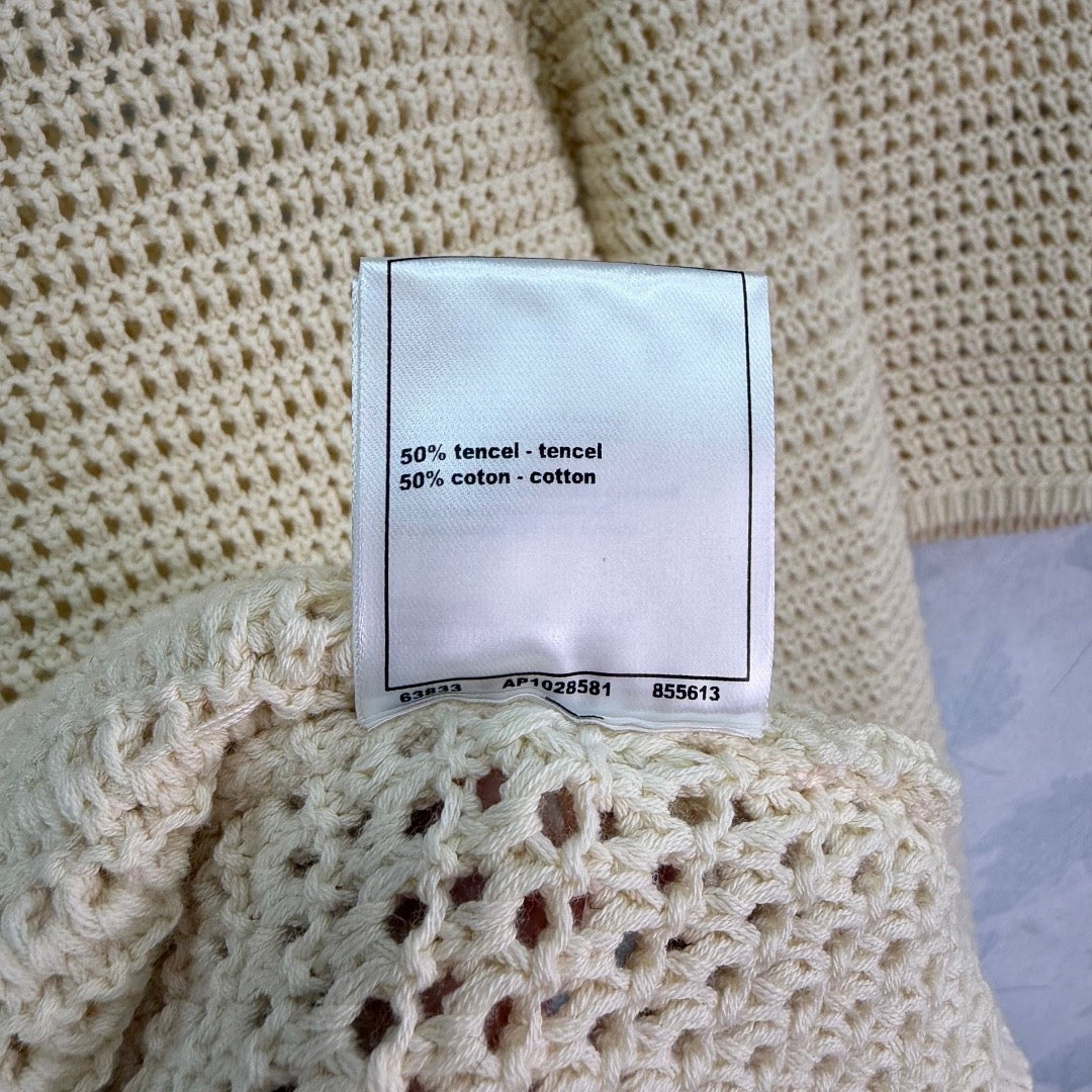New early spring style apricot sweater, long sleeves, V-neck, high waist, soft knit material, breathable and comfortable. Adorned with pearls.