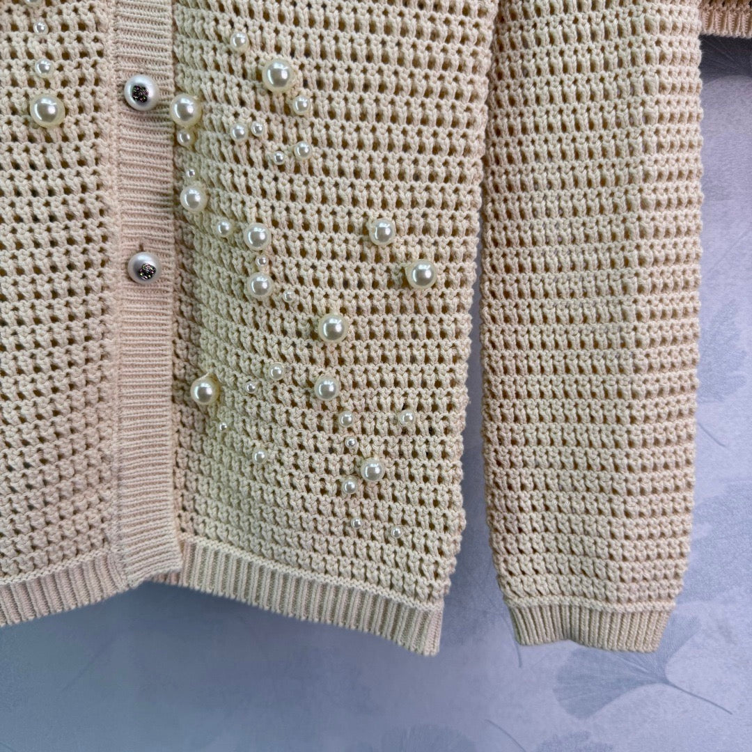 New early spring style apricot sweater, long sleeves, V-neck, high waist, soft knit material, breathable and comfortable. Adorned with pearls.