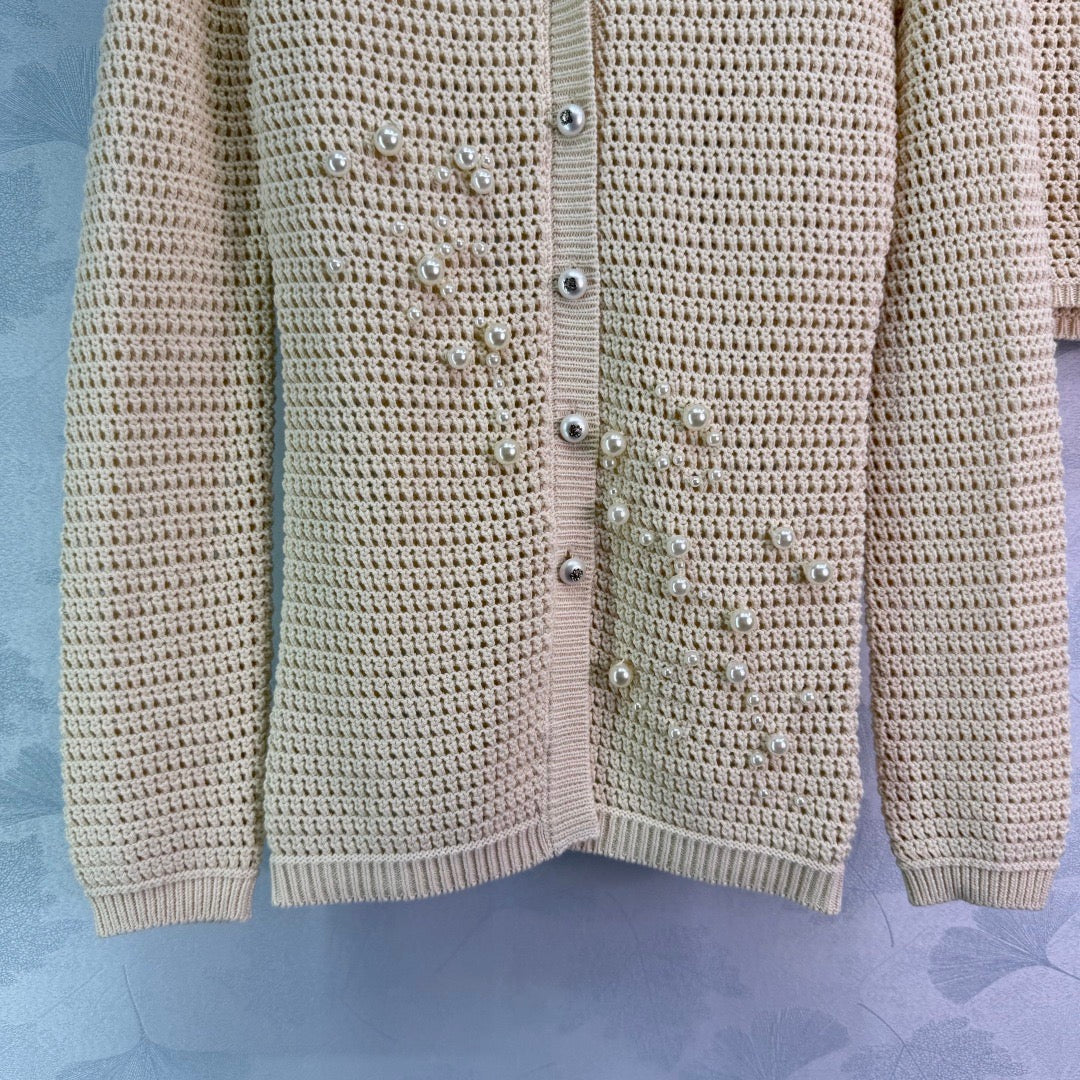 New early spring style apricot sweater, long sleeves, V-neck, high waist, soft knit material, breathable and comfortable. Adorned with pearls.