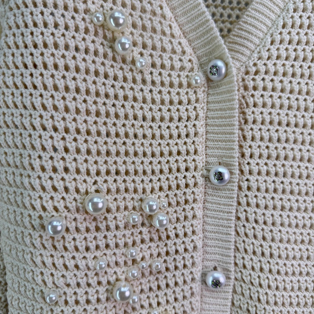 New early spring style apricot sweater, long sleeves, V-neck, high waist, soft knit material, breathable and comfortable. Adorned with pearls.