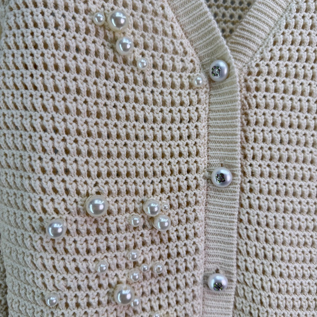 New early spring style apricot sweater, long sleeves, V-neck, high waist, soft knit material, breathable and comfortable. Adorned with pearls.