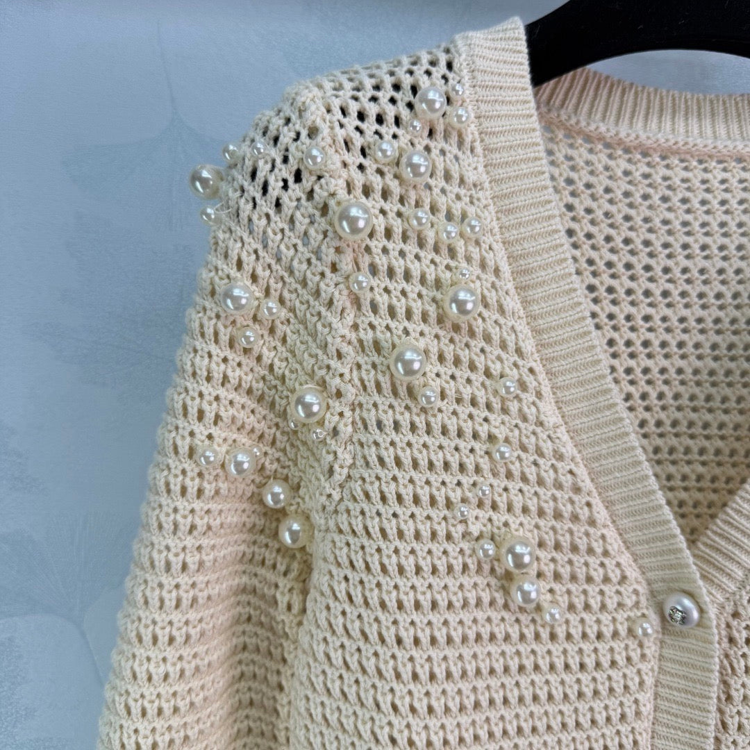 New early spring style apricot sweater, long sleeves, V-neck, high waist, soft knit material, breathable and comfortable. Adorned with pearls.