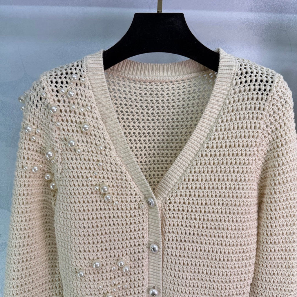New early spring style apricot sweater, long sleeves, V-neck, high waist, soft knit material, breathable and comfortable. Adorned with pearls.