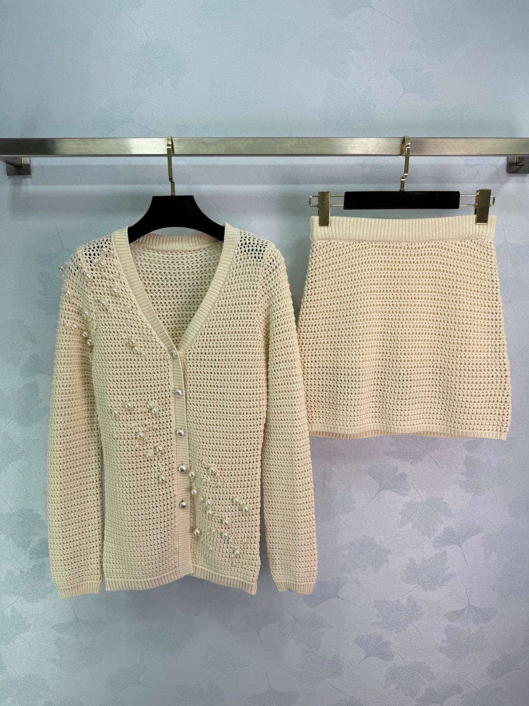 New early spring style apricot sweater, long sleeves, V-neck, high waist, soft knit material, breathable and comfortable. Adorned with pearls.