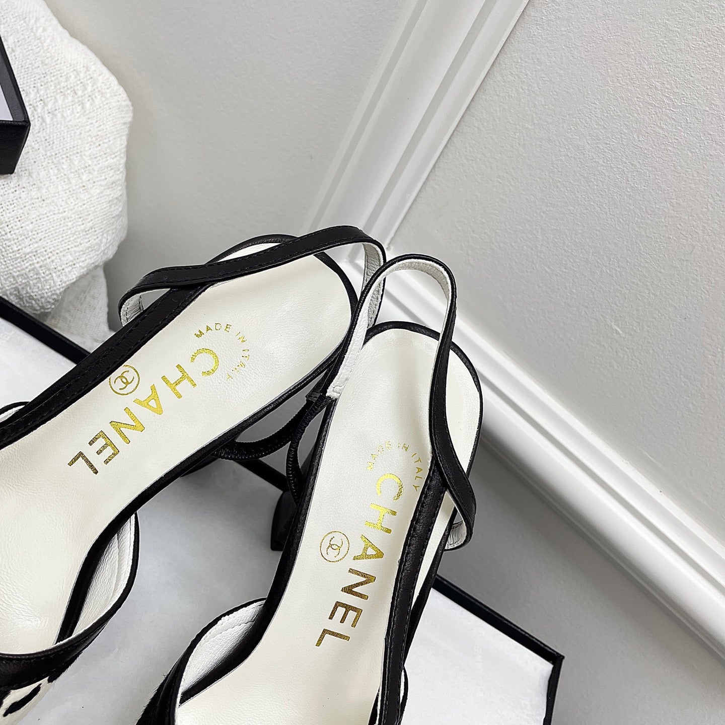 A true classic—the quintessential staple. These versatile women's sandals feature a color-block design, a sturdy block heel, and an open-back silhouette. Crafted with a genuine sheepskin lining and an authentic Italian leather sole.