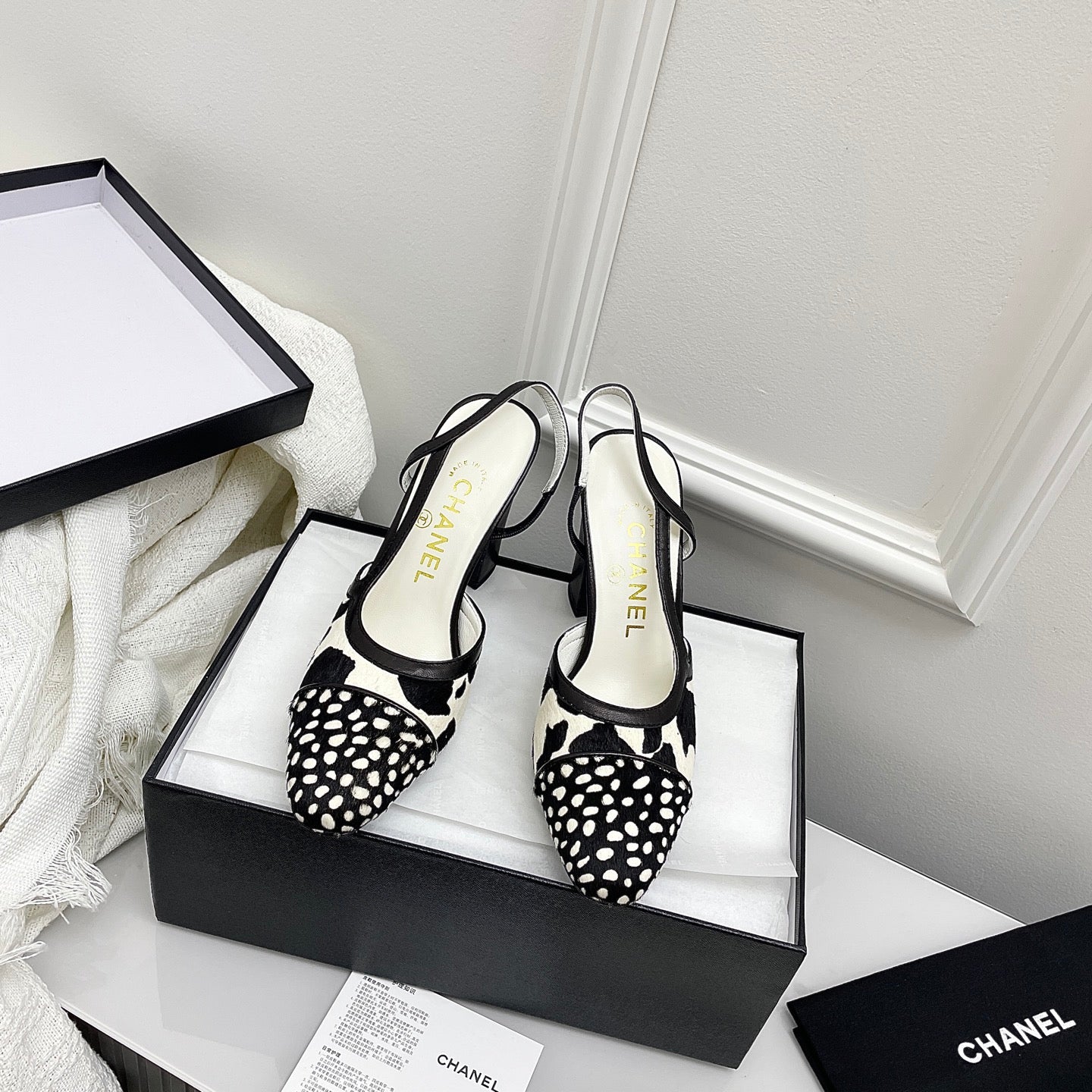 A true classic—the quintessential staple. These versatile women's sandals feature a color-block design, a sturdy block heel, and an open-back silhouette. Crafted with a genuine sheepskin lining and an authentic Italian leather sole.