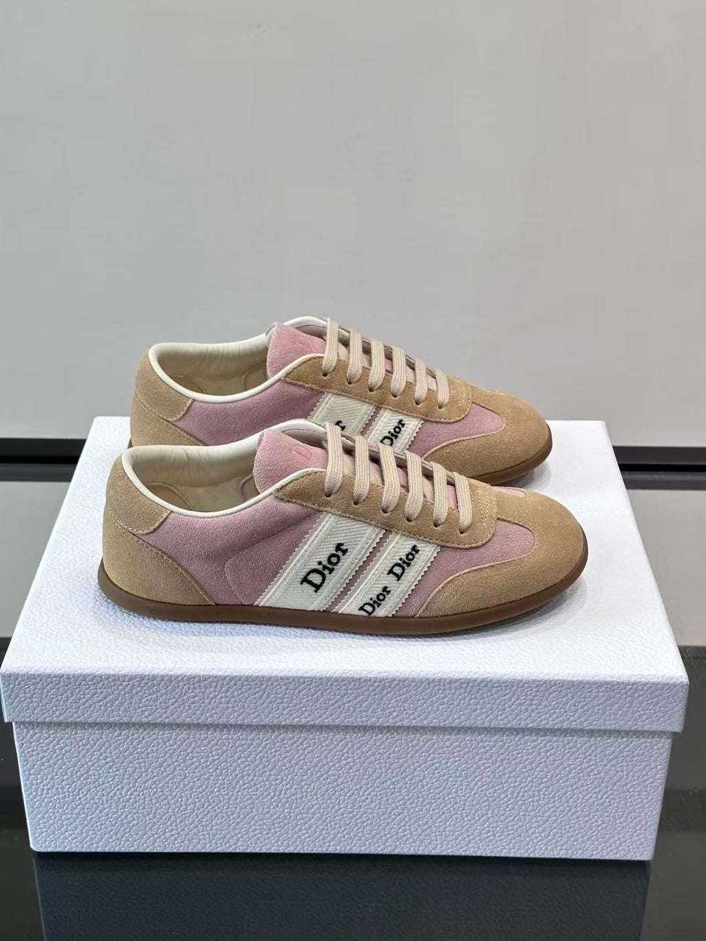Classic low-top sneakers, featuring a combination of leather and suede.
