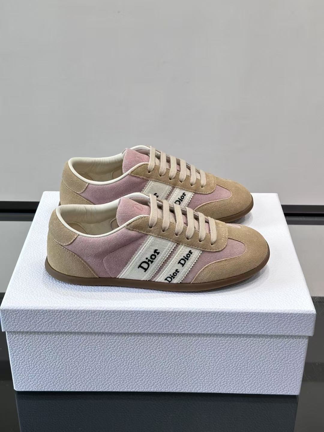 Classic low-top sneakers, featuring a combination of leather and suede.