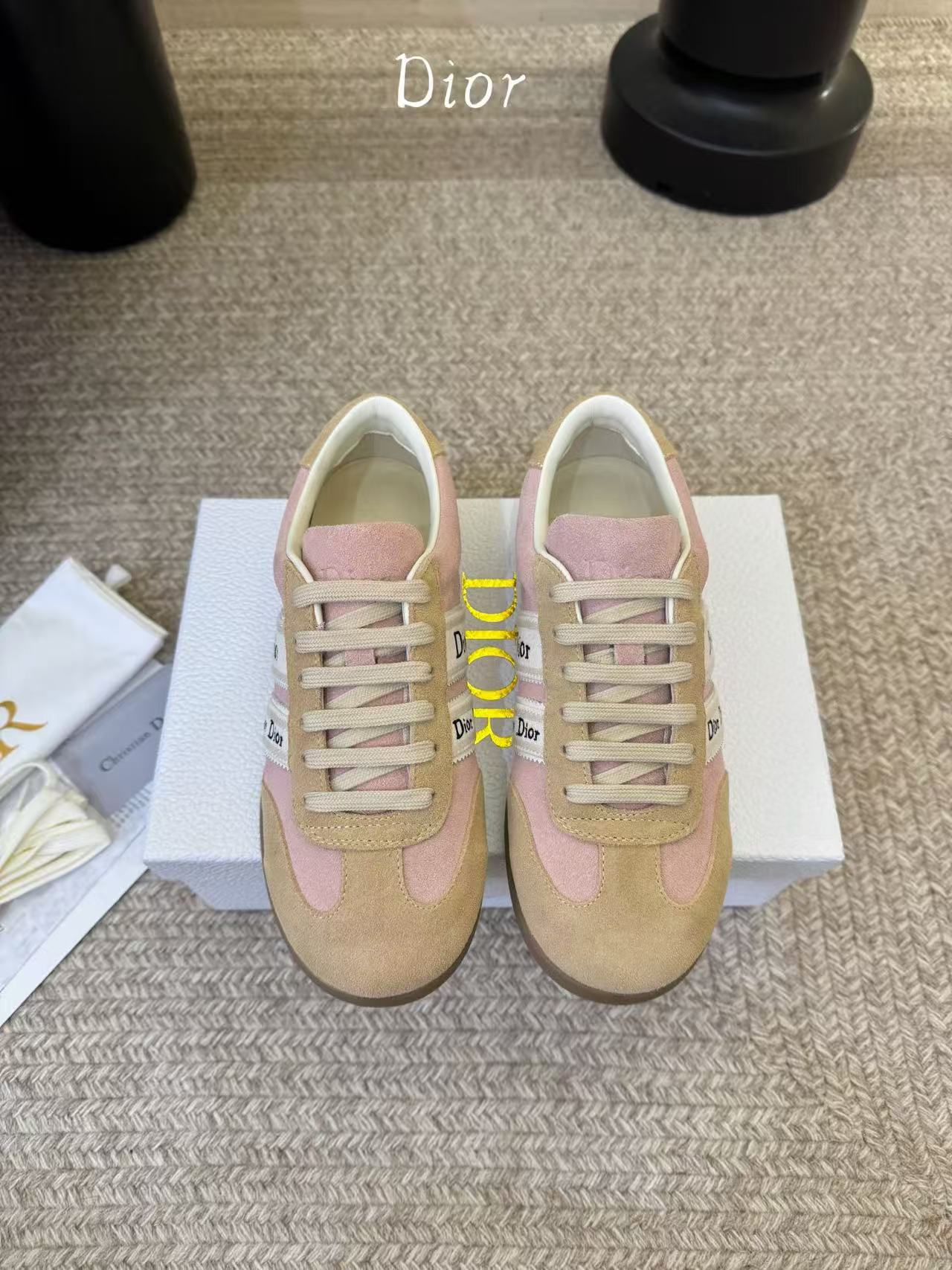 Classic low-top sneakers, featuring a combination of leather and suede.