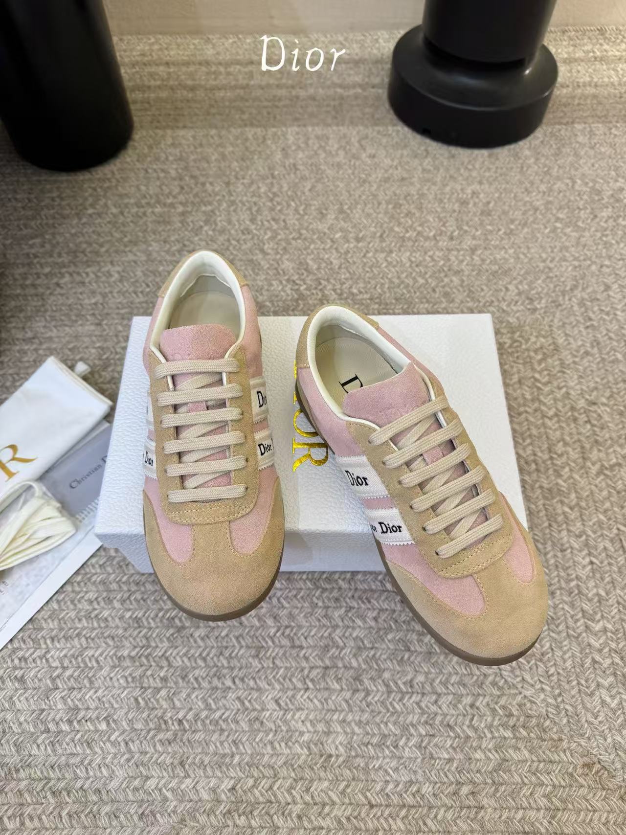 Classic low-top sneakers, featuring a combination of leather and suede.