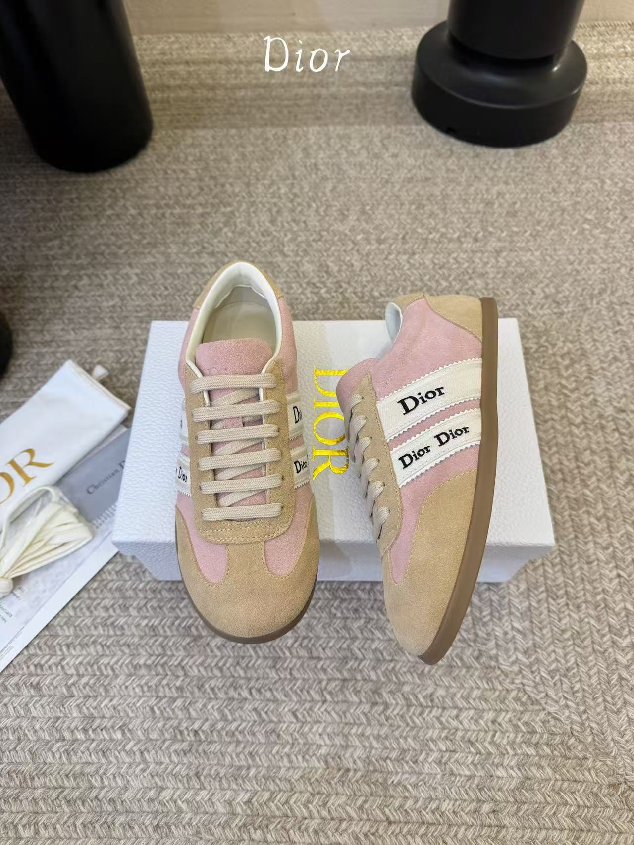 Classic low-top sneakers, featuring a combination of leather and suede.