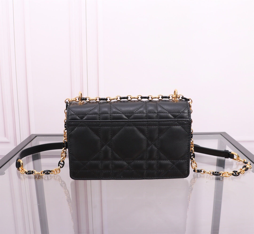 25FW NEW Chain Handbag