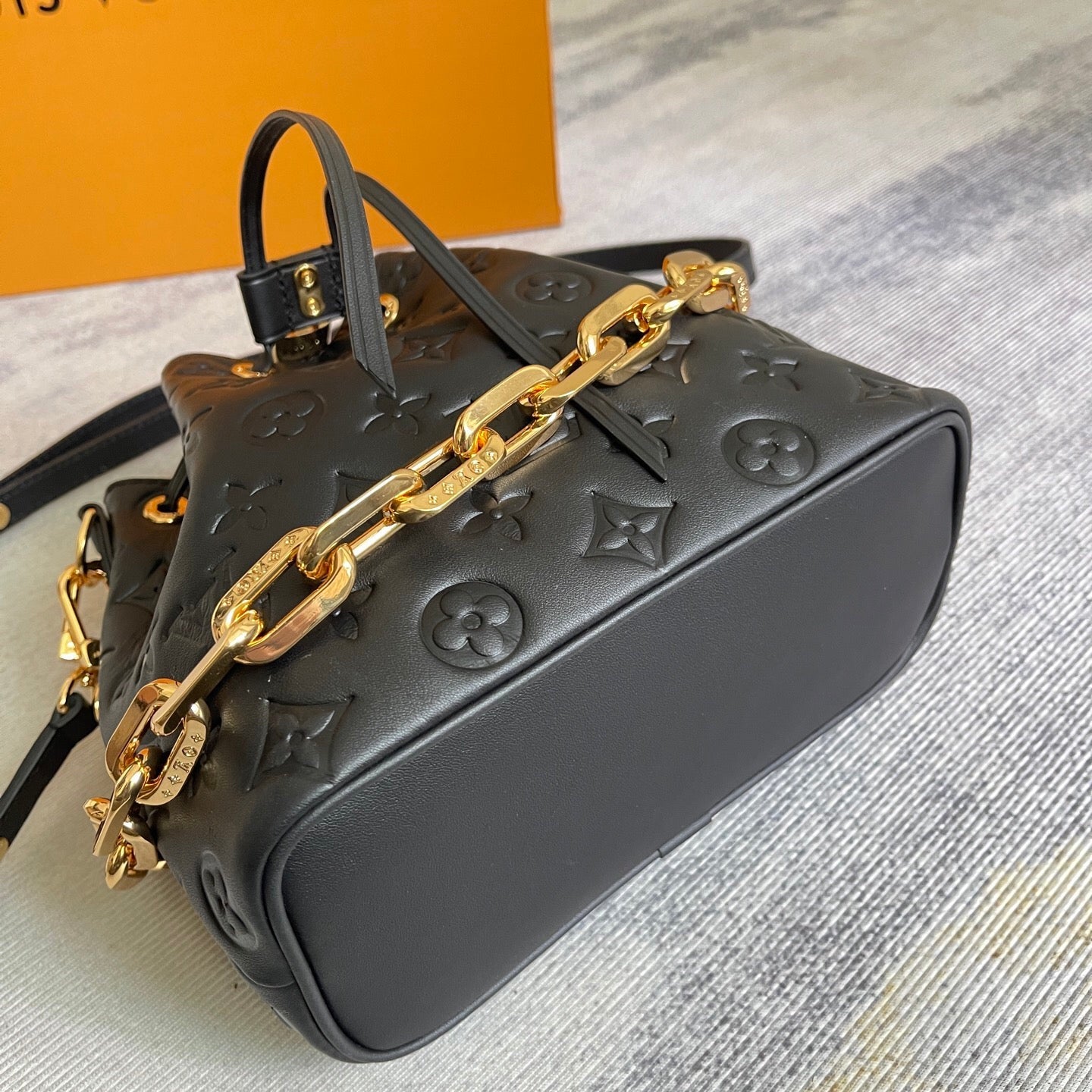 25FW NEW Embossed Chain Bucket Bag