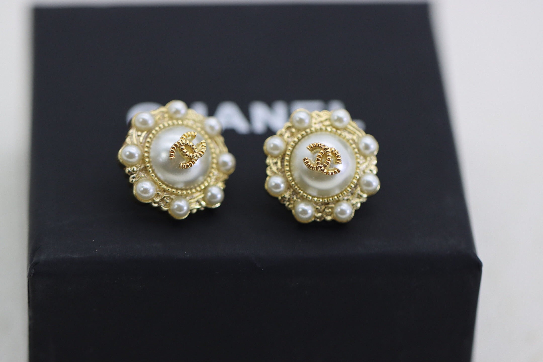 25FW NEW Vintage Pearl Earrings